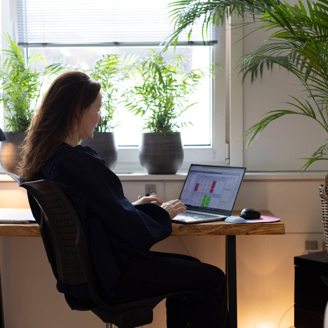 Psykolog Liselotte Rosenkvist Jensen sidder foran computer i hendes butik på Amager. 